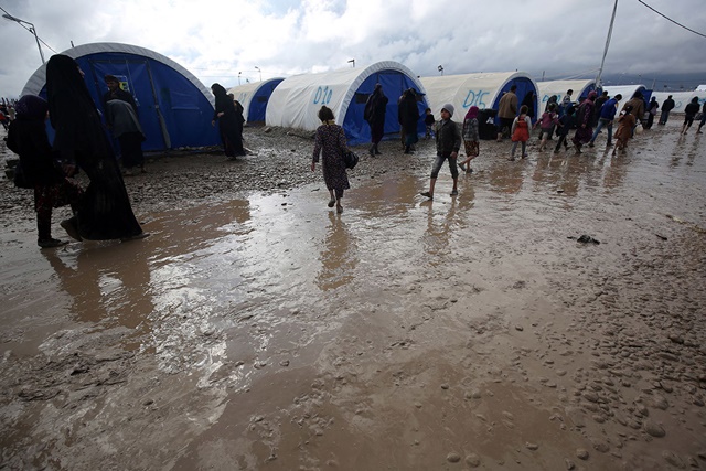 Iraquíes desplazados en el campamento de Hamam Al-Alil, al sur de Mosul