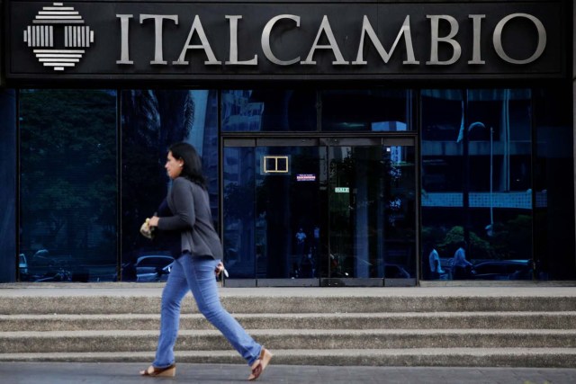 A woman walks past a branch of Italcambio currency exchange in Caracas, Venezuela February 14, 2017. Picture taken February 14, 2017. REUTERS/Marco Bello To match Exclusive VENEZUELA-BANKS/