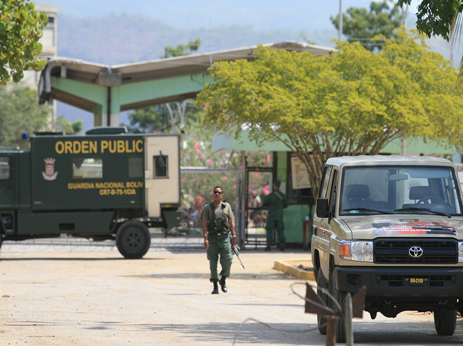 Familiares de reos en Puente Ayala están desesperados por información oportuna