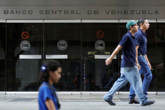 People walk in front of an entrance of the Venezuela's Central Bank in Caracas, Venezuela February 14, 2017. Picture taken February 14, 2017. REUTERS/Marco Bello