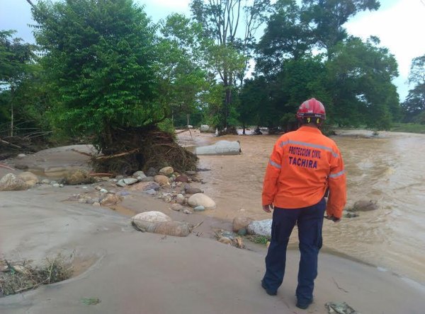 El desbordamiento del río Grita, en La Fría, anegó los espacios de la estación de servicio en el sector La Termoeléctrica. (Foto/Angy Polanco) 