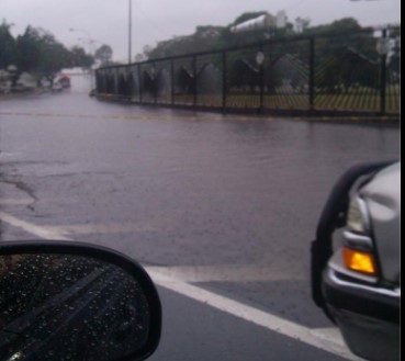 Caen tres gotas de agua y el distribuidor de Altamira se vuelve una “laguna” (fotos)