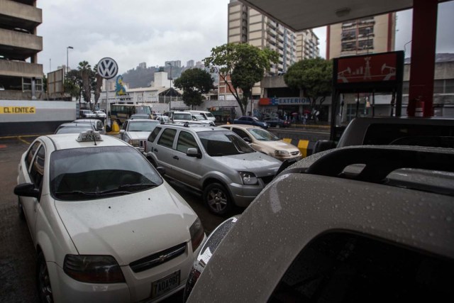 CAR305. CARACAS (VENEZUELA), 24/03/2017.- Fotografía de filas de vehículos para reabastecerse con combustible hoy, viernes 24 de marzo de 2017, en Caracas (Venezuela). Decenas de estaciones de servicio en Venezuela amanecieron hoy con vehículos en cola para abastecerse de gasolina, luego de que la estatal Pdvsa reportara el pasado miércoles un retraso en el transporte de combustible y se registrasen fallos de suministro en al menos cuatro estados centrales. EFE/CRISTIAN HERNÁNDEZ