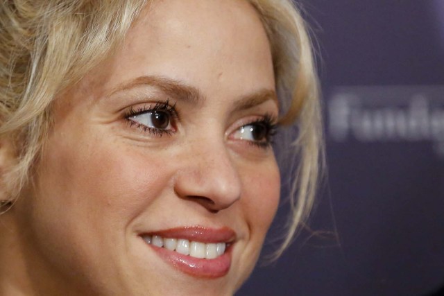 Colombian singer and founder of Colombian NGO, Fundacion Pies Descalzos, Shakira Mebarak, poses at the Camp Nou stadium in Barcelona on March 28, 2017 during the presentation of the project to build a new school in the restive region of Barranquilla (Colombia), in collaboration with the foundations of FC Barcelona and La Caixa. / AFP PHOTO / PAU BARRENA