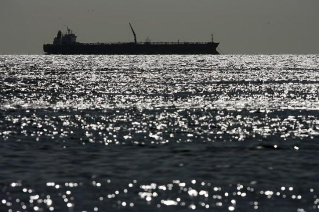 Imagen de archivo de un barco tanquero en aguas del Lago Maracaibo en Venezuela, mar 1, 2008. El despacho de crudo en el principal puerto petrolero de Venezuela está demorado por un problema en uno de sus tres muelles, dijeron un dirigente sindical y fuentes el lunes, en un nuevo incidente operacional de la nación OPEP afectada por la crisis económica.  REUTERS/Jorge Silva (VENEZUELA)