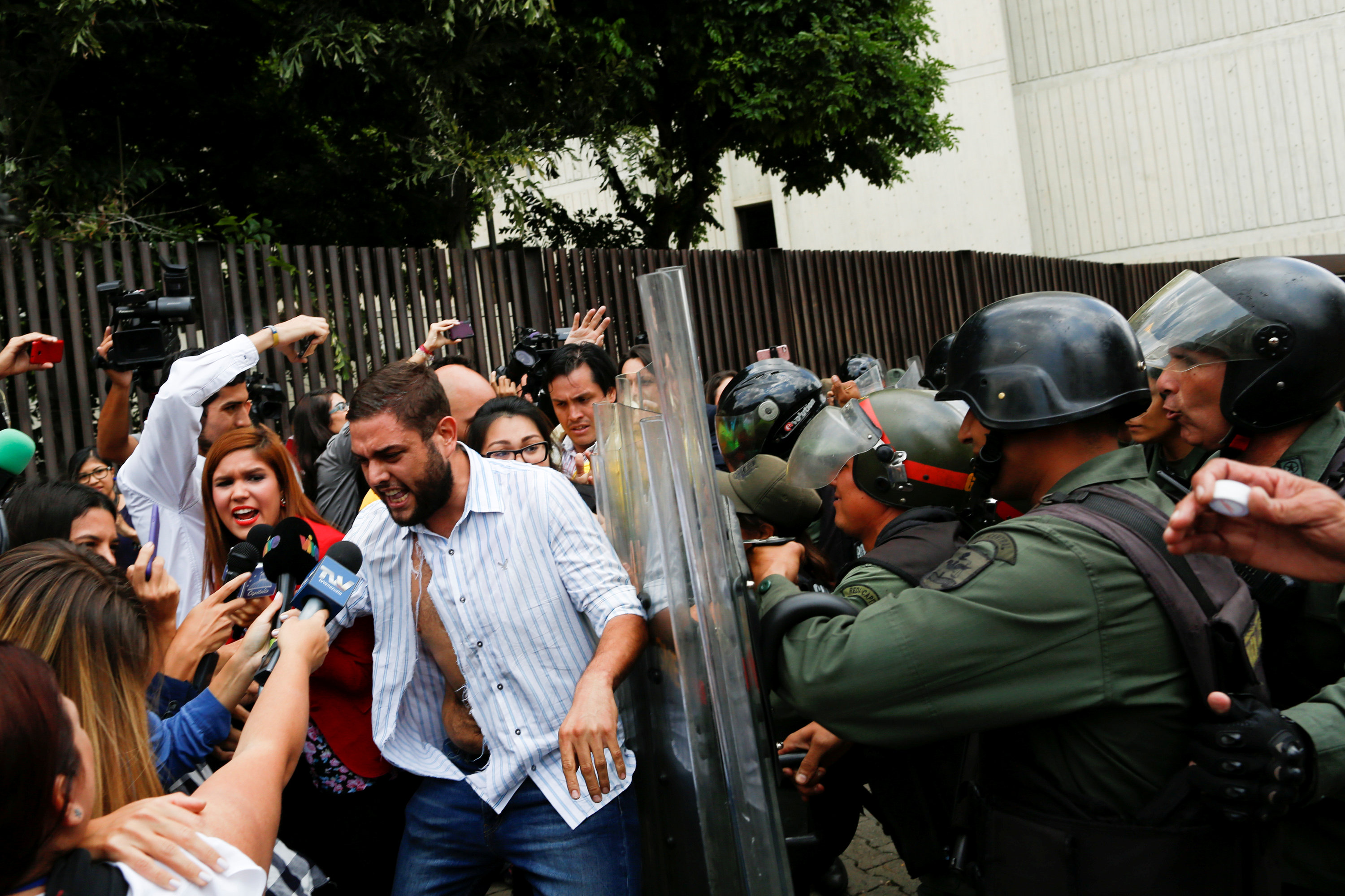 Colectivos le revientan la cabeza al diputado Juan Requesens (Foto fuerte)