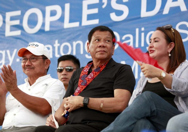 FRM112 SOCORRO (FILIPINAS) 29/03/2017.- El presidente de Filipinas, Rodrigo Duterte (i), participa en la celebración del Día de las Personas en Socorro, en la provincia de Mindoro Oriental (Filipinas) ayer, 29 de marzo de 2017. Un diputado presentó hoy en el Parlamento filipino una nueva solicitud para iniciar un proceso de destitución del presidente por supuestamente traicionar al país en su disputa territorial con China. EFE/Albert Alcain/Presidential Photographers Division Handout HANDOUT SÓLO USO EDITORIAL/PROHIBIDA SU VENTA