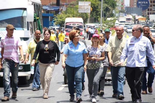 Alcaldesa (E)Helen Fernandez durante la marcha en la autopista