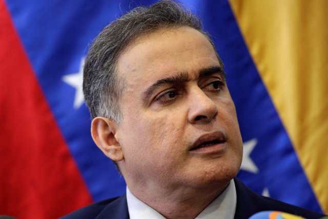 El defensor del pueblo, Tarek William Saab, conversa con los medios durante rueda de prensa el lunes 03 de abril en Caracas. (REUTERS/Marco Bello) 