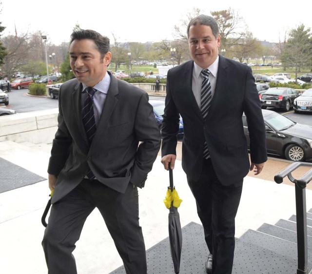 MIA25. WASHINGTON, DC (EE.UU.), 28/03/2017.- El presidente de la Comisión de Política Exterior del Parlamento venezolano, el opositor Luis Florido (d) y el coordinador político de Voluntad Popular, Carlos Vecchio (i), llegan hoy martes 28 de marzo de 2017, a la sede de la OEA , en Washington DC(EE.UU.). Florido explicó que pidio a Almagro y a "algunos" países de la OEA que apliquen la Carta Democrática Interamericana a Venezuela para presionar al Gobierno de Nicolás Maduro a convocar elecciones anticipadas "lo más pronto posible". EFE/LENIN NOLLY