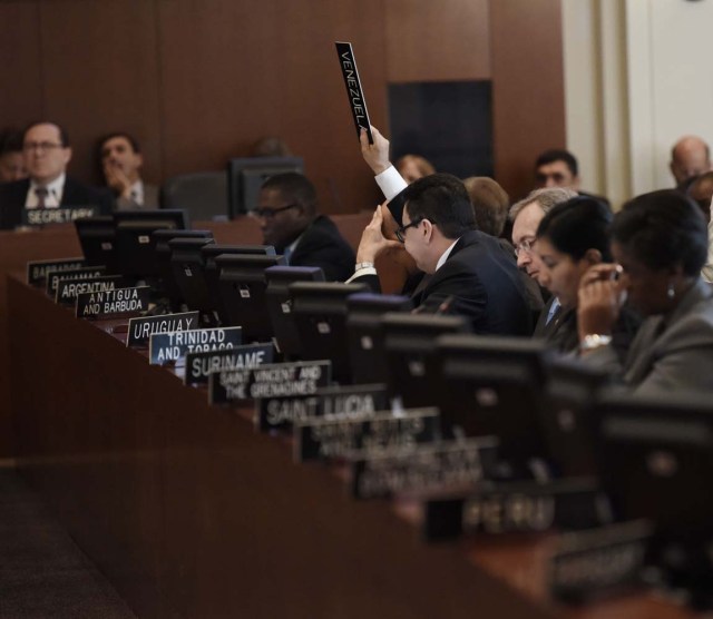 -FOTODELDIA- MIA46 WASHINGTON, DC (EE.UU), 28/03/2017.- El viceministro de Relaciones Exteriores de Venezuela, Samuel Moncada, pide la palabra hoy, martes 28 de marzo de 2017, durante la sesión extraordinaria sobre la situación en Venezuela, gracias al apoyo de 20 de los 34 países miembros, y a la que se opusieron 11 naciones, en Washington, DC (EEUU. La sesión se inicio dos horas más tarde de lo previsto, después de que Venezuela, con el apoyo de Bolivia y Nicaragua, tratara de impedir la celebración alegando que la reunión viola el principio de "no intervención en los asuntos internos de los Estados miembros". Para celebrar la sesión eran necesarios 18 votos y hubo 20, ya que Belice y Guyana se sumaron a los 18 países que habían solicitado la sesión: Canadá, Argentina, Brasil, Chile, Colombia, Costa Rica, Estados Unidos, Guatemala, Honduras, México, Panamá, Paraguay, Perú, Uruguay, Barbados, Bahamas, Santa Lucía y Jamaica. EFE/LENIN NOLLY.