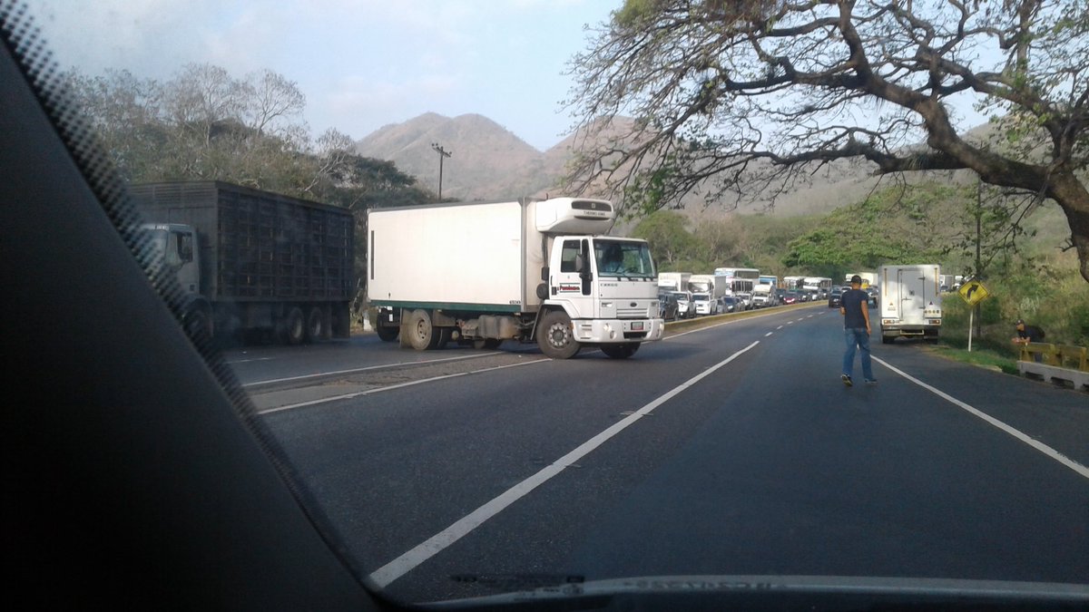 Megatranca en los Valles del Tuy impide paso a Caracas este #4Abr