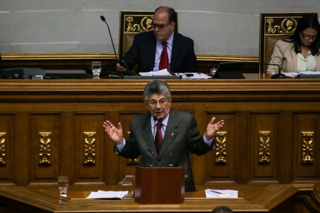 CAR01. CARACAS (VENEZUELA), 05/04/2017.- El diputado venezolano Henry Ramos Allup (c -inferior), junto al diputado presidente de la Asamblea Nacional, Julio Borges (c-superior), interviene hoy, miércoles 5 de abril de 2017, durante un sesión del Parlamento en Caracas (Venezuela). El Parlamento venezolano, controlado por la oposición, acordó hoy responsabilizar al presidente del país, el chavista Nicolás Maduro, del supuesto "golpe de estado" perpetrado por el desconocimiento del Poder Legislativo a través de las sentencias del Tribunal Supremo, que le mantiene en "desacato". EFE/CRISTIAN HERNANDEZ