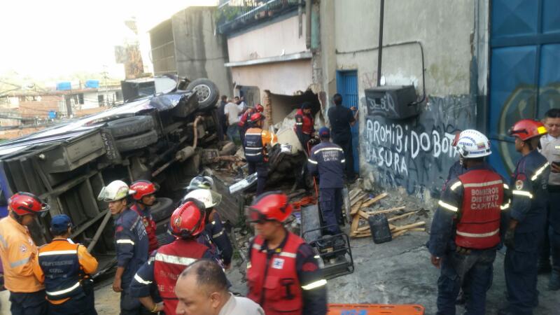 Cuatro muertos y varios heridos al volcar autobús en Petare (Fotos)