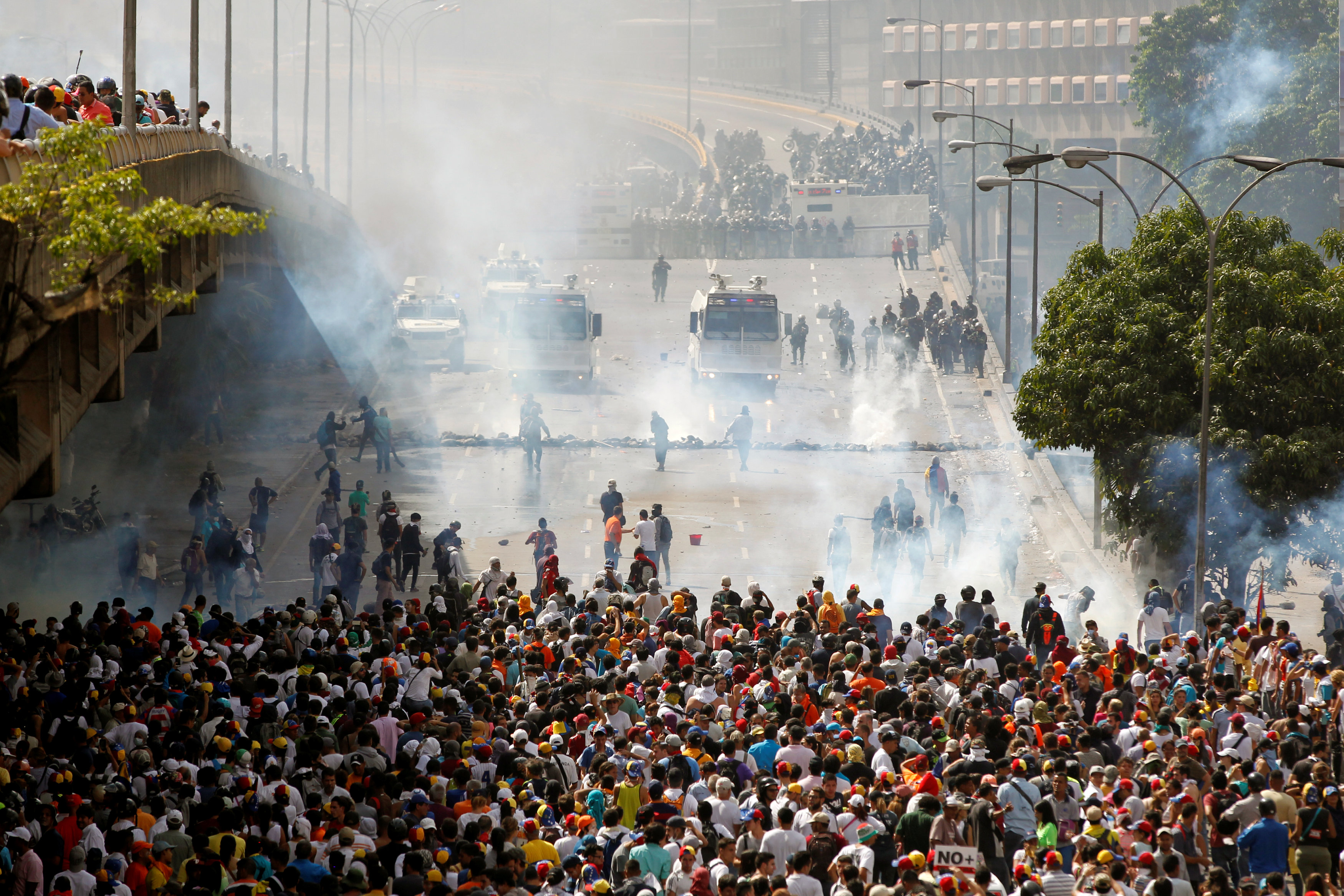 La FOTO del día: El derecho a protestar contra el golpe VS la fuerte represión gubernamental