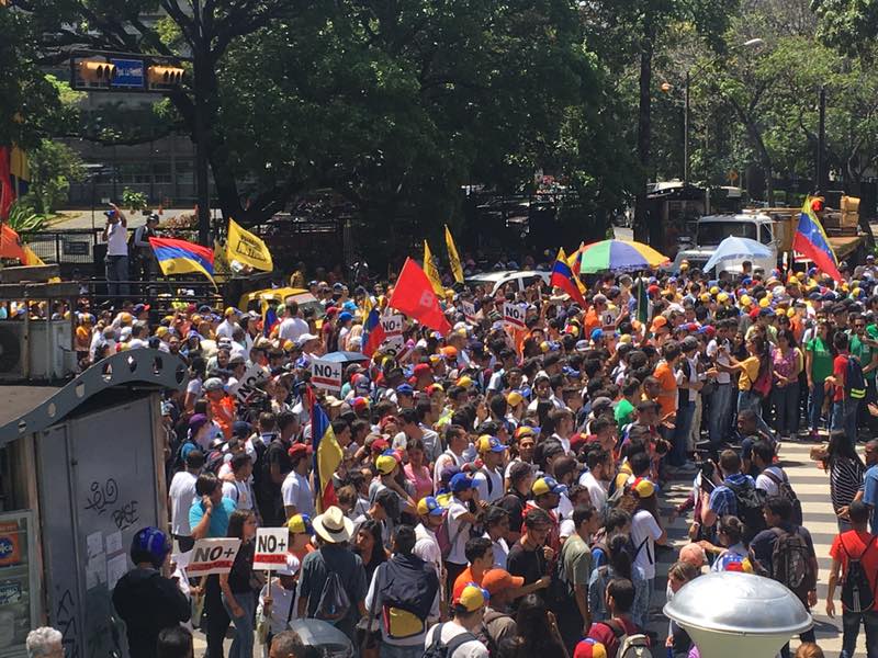 Comienza movilización desde Parque Cristal hasta la autopista Francisco Fajardo (Fotos)