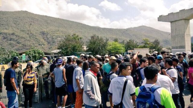  Foto: Protesta en la avenida intercomunal de Guarenas #6Abr