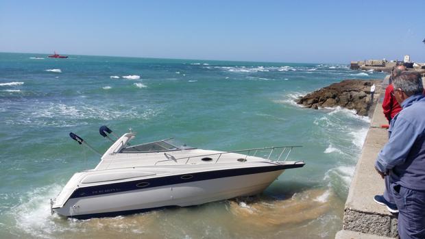 Se quedó dormido en Marbella y su yate encalló en Cádiz (fotos)