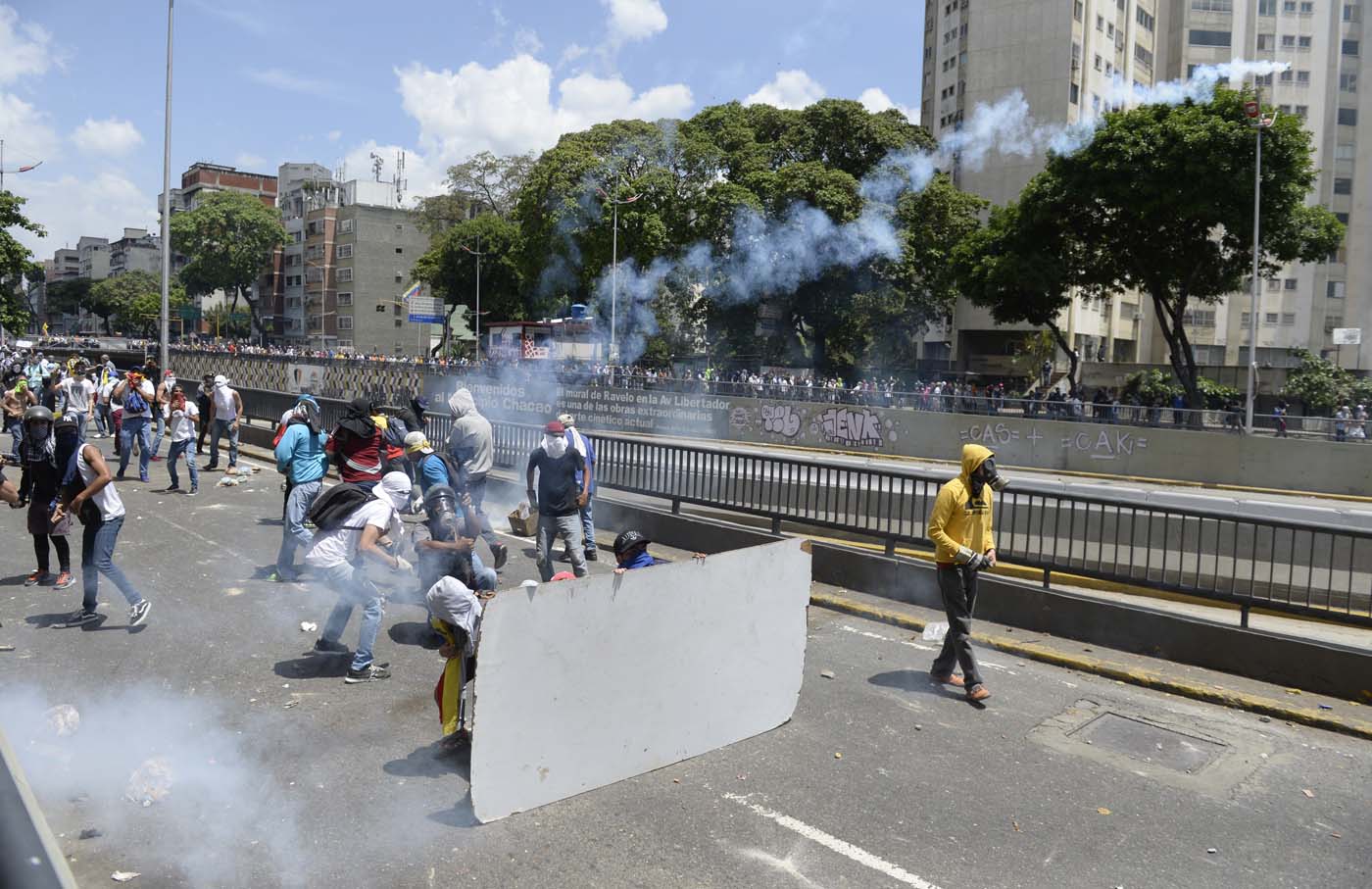 Atacados con lacrimógenas manifestantes intentan llegar a la Defensoría este #8Abr