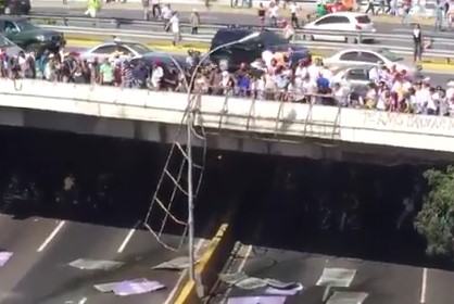 Manifestantes arman barricadas en el Distribuidor de Altamira (video)