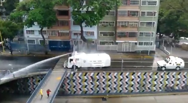 La ballena de la GNB reprime a manifestantes en la Av. Libertador #8Abr (Video)