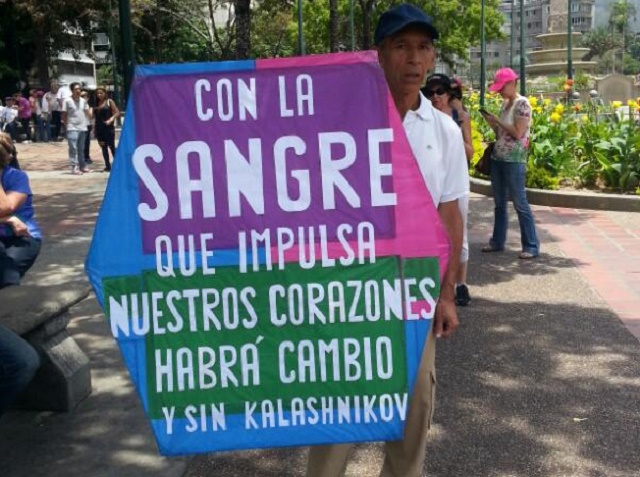 El Señor del Papagayo le respondió a Bernal desde la calle Élice de Chacao (Fotos)