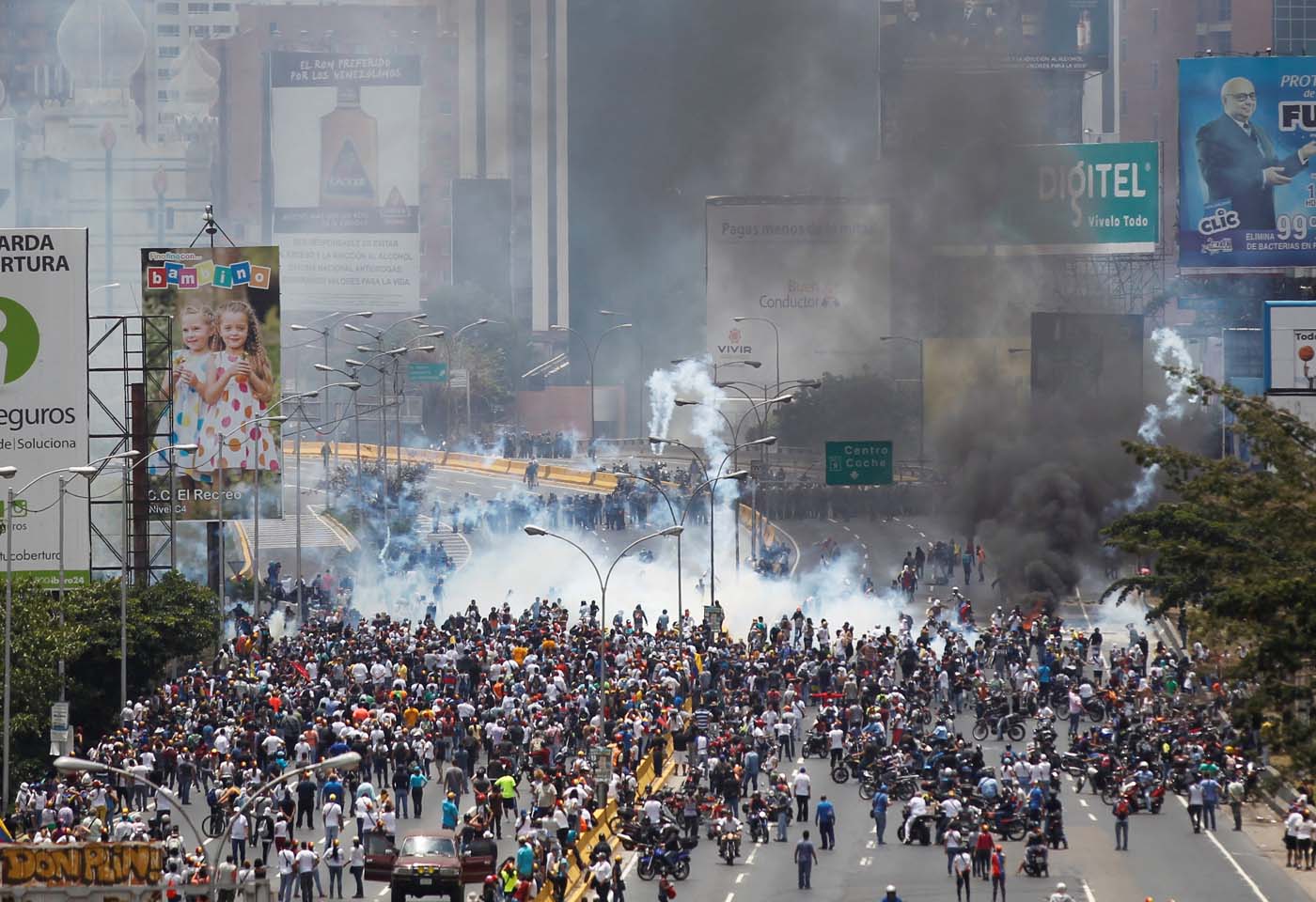 Opositores se mantienen en la calle a pesar de la represión