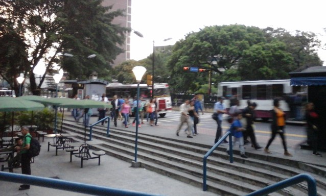 Gente caminando en Caracas