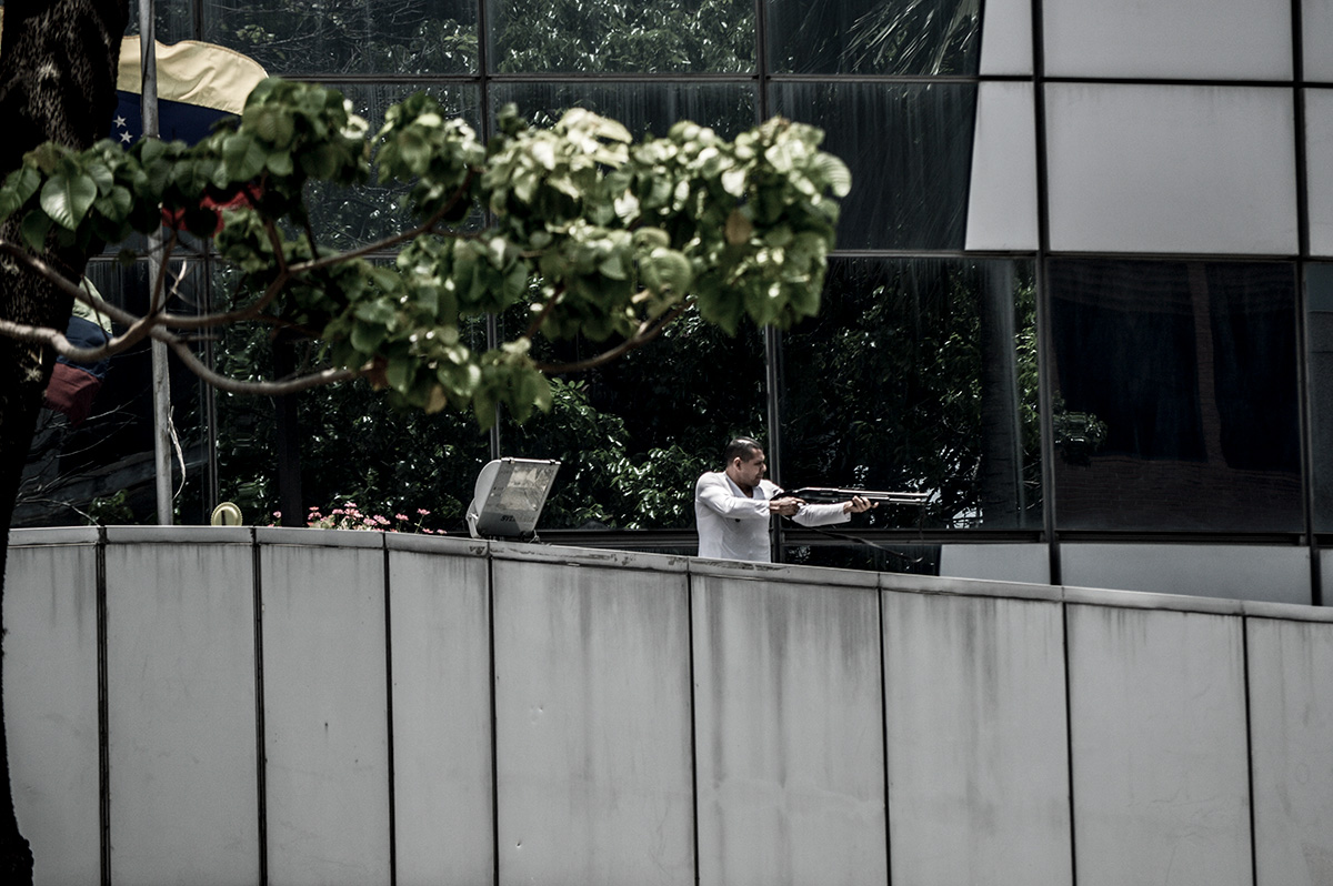 En FOTOS: Desde Ministerio de Asuntos Penitenciarios apuntaron con presuntas armas de fuego a los manifestantes