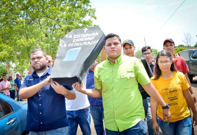 JÓVENES DESENTIERRAN CONSTITUCIÓN EN EL ZULIA (4)