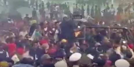 Otro ángulo del “baño de pueblo” que recibió Maduro revela que se debe haber asustado (VIDEO)