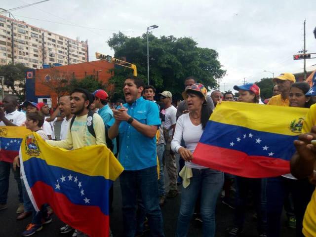 Comenzaron a reprimir la manifestación en Varagas. Foto: Francisco León