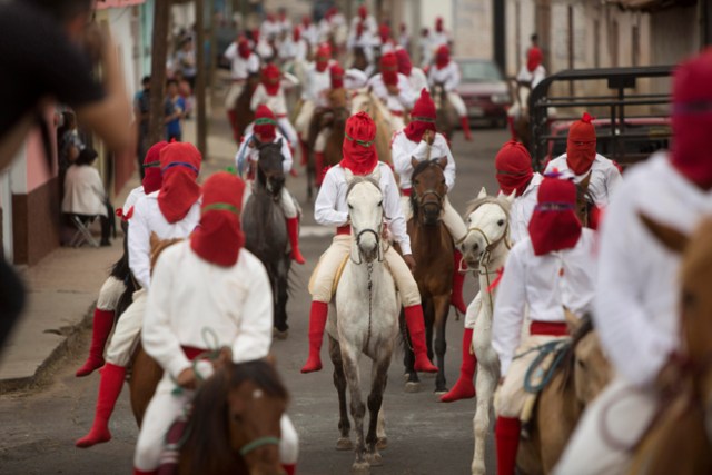 MEX30.TZINTZUNTZAN (MÉXICO), 13/04/2017.- Habitantes de la población de Tzintzuntzan, en el estado de Michoacán (México), participan de la ancestral búsqueda de Jesús de Nazareth hoy, jueves 13 de abril de 2017, como parte del inicio de las festividades religiosas de semana Santa. Por dos días, los encapuchados llamados los "Espias", buscan por todos los rincones de esta población, comunicándose únicamente con sonidos de silbatos hechos de barro, y son, a decir de los pobladores de esta región, los que traicionaron a Jesús para llevarlo a la crucifixión. EFE/Luis Enrique Granados Cacari