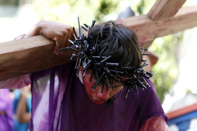 IN05 BANDA ACEH (INDONESIA) 14/04/2017.- Un joven representa la crucifixión de Jesús con motivo de la celebración del Viernes Santo en Banda Aceh (Indonesia), hoy, 14 de abril de 2017. EFE/Hotli Simanjuntak