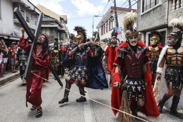 ROL05 BOAC (FILIPINAS) 14/04/2017.- Filipinos representan el Vía Crucis durante con motivo de la celebración del Viernes Santo en la ciudad de Boac, en la isla de Marinduque (Filipinas), hoy, 14 de abril de 2017. EFE/Basilio H. Sepe