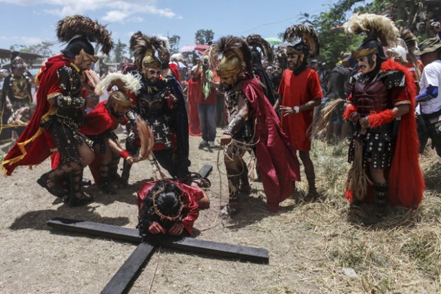 ROL05 BOAC (FILIPINAS) 14/04/2017.- Filipinos representan el Vía Crucis durante con motivo de la celebración del Viernes Santo en la ciudad de Boac, en la isla de Marinduque (Filipinas), hoy, 14 de abril de 2017. EFE/Basilio H. Sepe