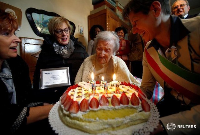 Imagen de archivo de Emma Morano, considerada la persona más anciana del mundo y la última nacida en el siglo XIX, durante la celebración de su 117 cumpleaños en la localidad de Verbania, en el norte de Italia. 29 noviembre 2016. Emma Morano murió el sábado, reportaron medios italianos. REUTERS/Alessandro Garofalo