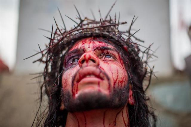 Un hombre participa en la representación del viacrucis hoy, viernes 14 de abril de 2017, por las calles del barrio Petare en Caracas (Venezuela). EFE/MIGUEL GUTIÉRREZ