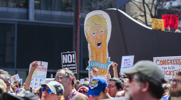 THM02. Chicago (United States), 15/04/2017.- Protestors rally calling for US President Donald J. Trump to release his tax returns to the public in Chicago, Illinois, USA, 15 April 2017. 15 April is the traditional day that US federal income taxes are due unless the date falls on a weekend. Similar protests were planned in cities across the country. (Protestas, Estados Unidos) EFE/EPA/TANNEN MAURY