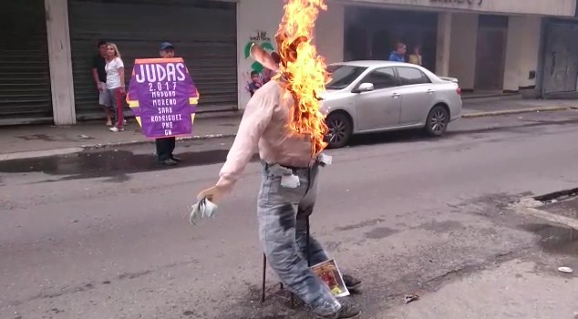 El tradicional Judas en la Candelaria tenía las cabezas de Maduro, Saab y Moreno. Foto: Capture