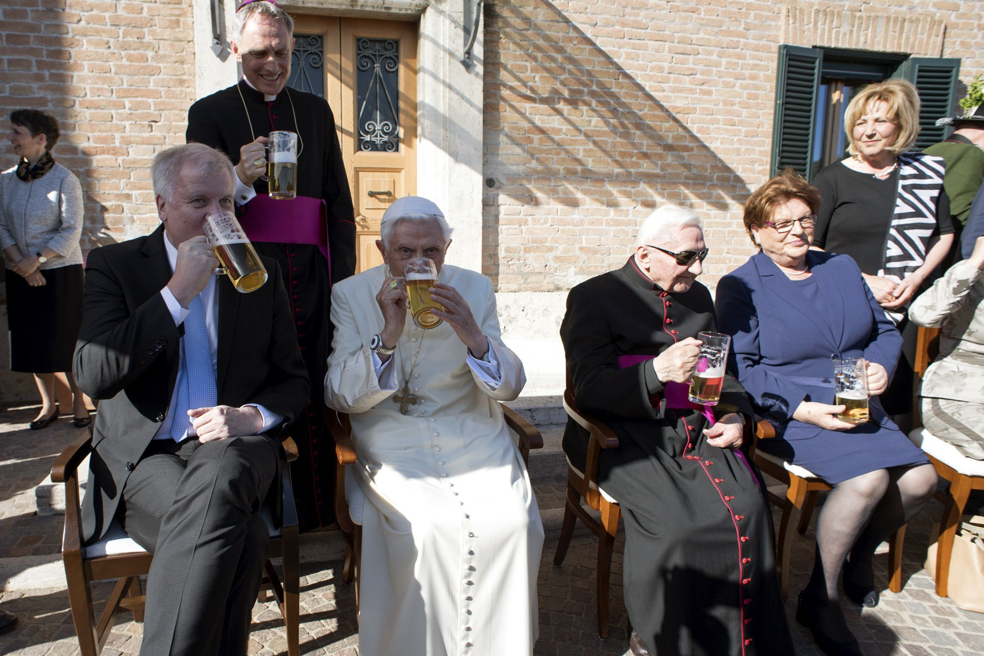 Benedicto XVI celebró su 90 cumpleaños con una fiesta bávara y cerveza