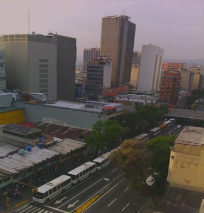 Movilizan personas a la Av Baralt en decenas de autobuses para marcha chavista