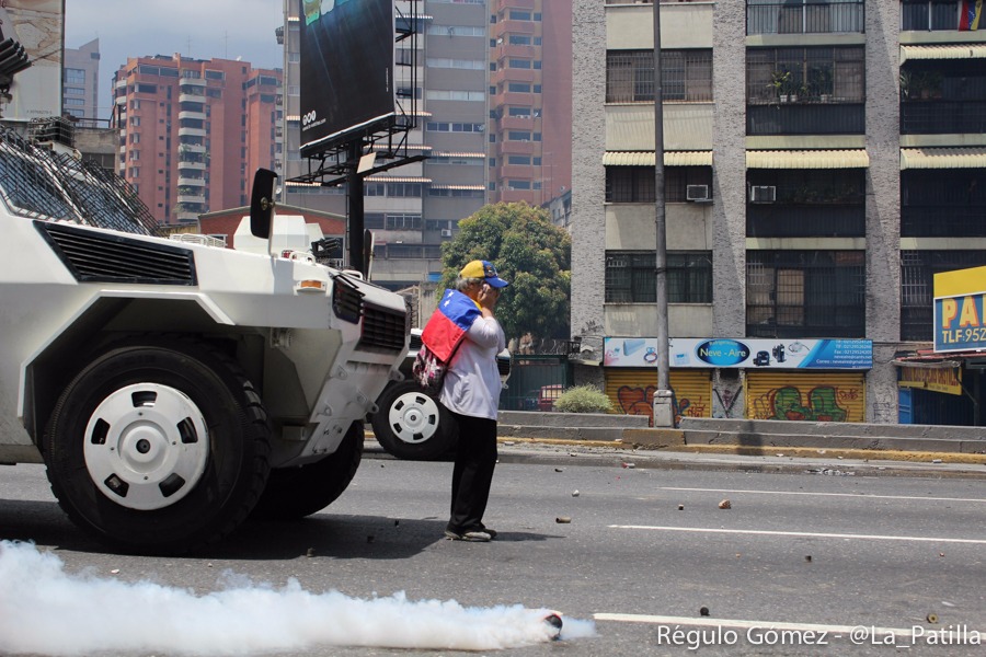 Lo que se sabe de la mujer que hizo frente a una tanqueta este #19Abr