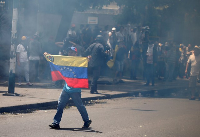 Demonstrators clash with riot police during the so-called "mother of all marches" against Venezuela's President Nicolas Maduro in Caracas, Venezuela April 19, 2017. REUTERS/Carlos Garcia Rawlins