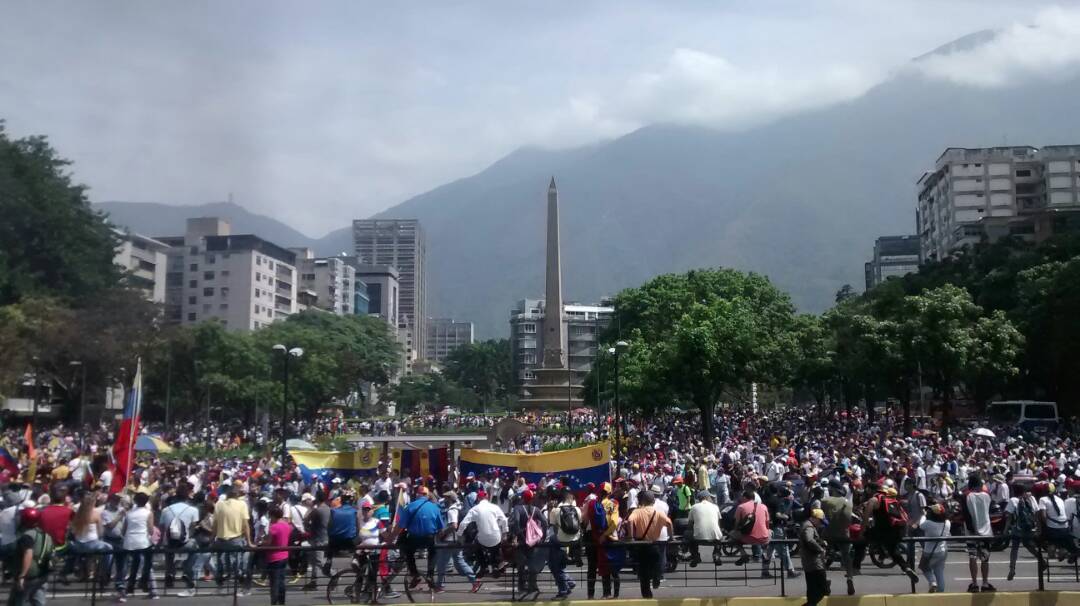 10:30 am Así se llena la Plaza Altamira de manifestantes de la oposición #19Abr