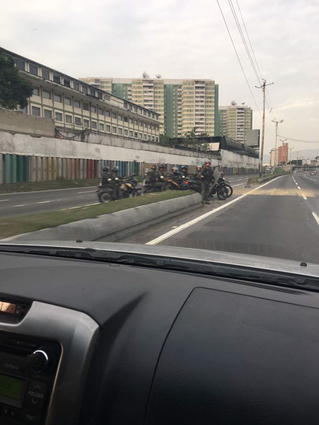 GNB tranca la Francisco Fajardo a la altura del colegio San Agustín de El Paraíso