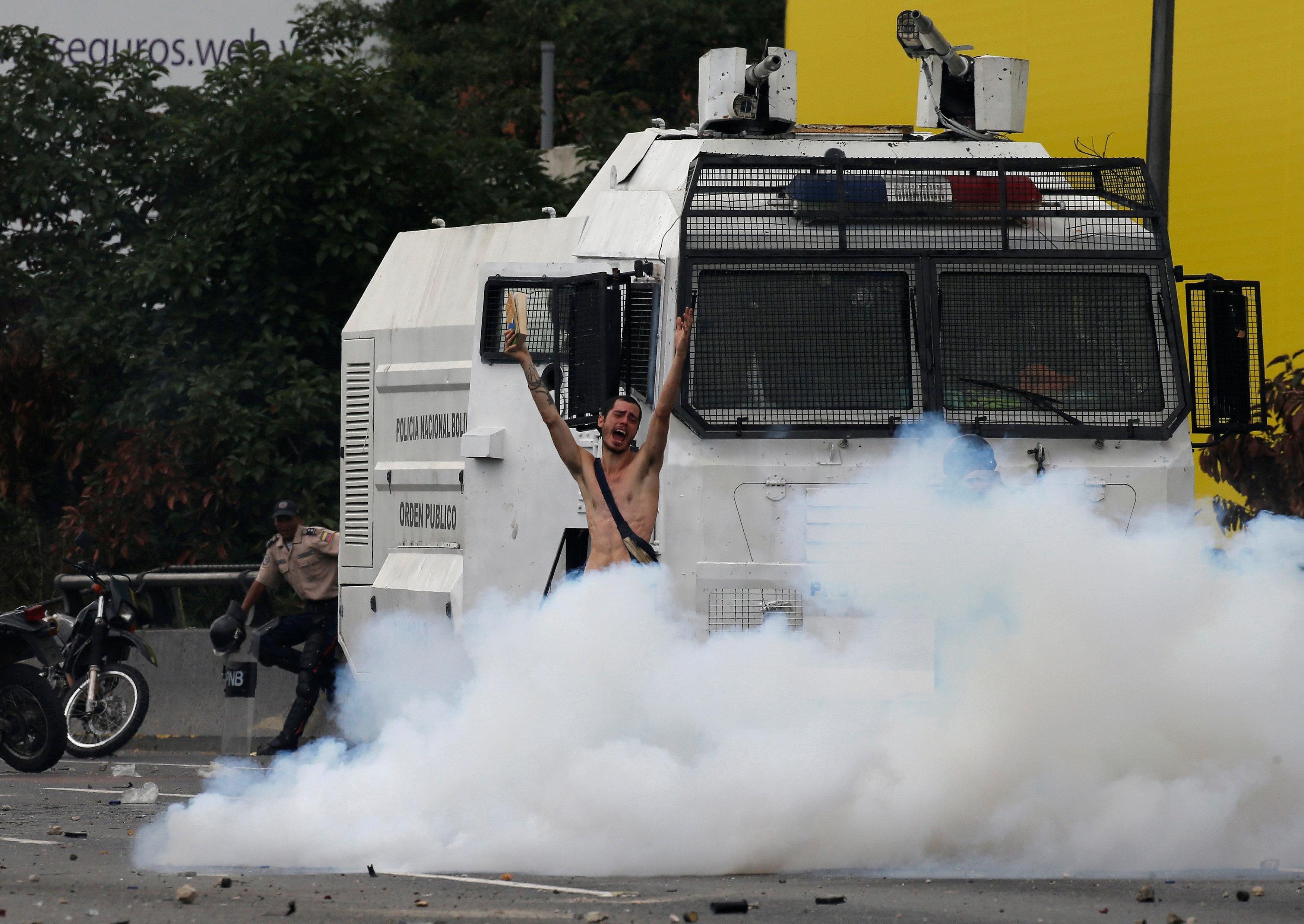 ¡Libertario! COMPLETAMENTE DESNUDO se encaramó en la tanqueta de la GNB (Videos + Foto)