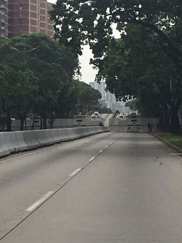 Cerrado paso vehicular en avenida Andrés Bello. Foto: @Esteninf