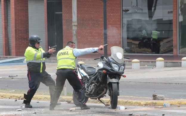 Policías usan armas cortas para dispersar protesta en Maracaibo