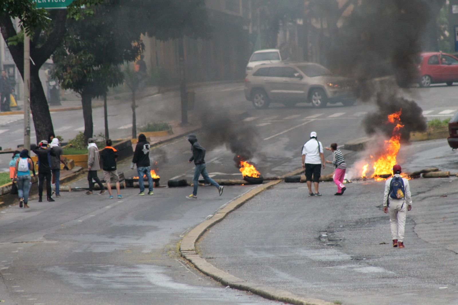 Protestan y queman cauchos en la Avenida Rómulos Gallegos